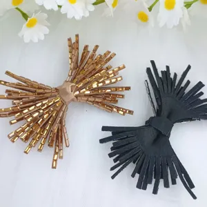 Detailaufnahme von Strass Feuerwerk Schleife DIY Accessoires, glitzernde Haarklammern und Schuhe.