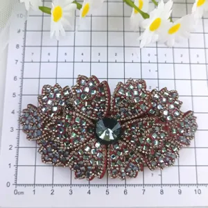 Nahaufnahme der funkelnden Strass-Stoffblumenapplikation mit Kristalltextur und feiner Handarbeit.