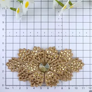 Detailansicht des goldenen Strass Blumenaufnahers mit glitzernden Kristallen fur DIY Handwerk.