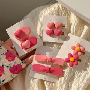 Koreanische rosa Haarklammern Set mit süßen Herzen, Schleifen und Blumen für den Alltag.