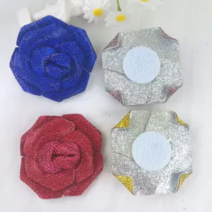 Vue détaillée de clips de chaussures et accessoires de sacs en roses strass scintillant.