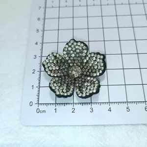 Erhöhen Sie Ihren Stil mit diesem funkelnden Strass-Blumen-Aufnäher für DIY-Handtaschen und Schuhe.
