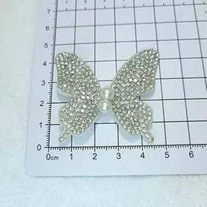Applique papillon en strass brillant pour vetement DIY pull chemise accessoire detail.