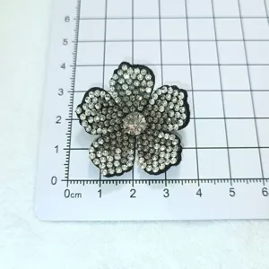 Patch fleur strass DIY applique cristal scintillante vue detaille pour les vetements