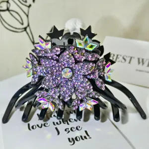 Primo piano dettagliato del lussuoso fermaglio per capelli in strass con design floreale.