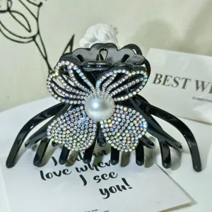 Molletta per capelli strass perla grande fermaglio farfalla nera dettaglio styling donna