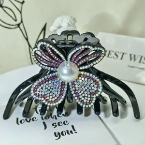Primo piano dettagliato di una elegante molletta per capelli in strass con grande perla.