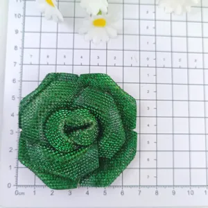 Vue détaillée de charmant accessoire de chaussure et broche fleur de camélia en strass.