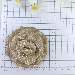 Gros plan détaillé de l'accessoire de pince à chaussures fleur de camélia en strass.