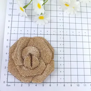 Broche pince à chaussures fleur camélia strass dorés scintillants accessoire mode