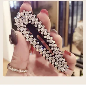 Nahaufnahme eines funkelnden Strass-Haarclips, glänzende Kristall-Seitenklammer für elegantes Styling.