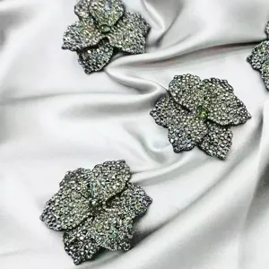 Appliques de fleurs en strass gris minéral pour chaussures, cols et robes de mariée.
