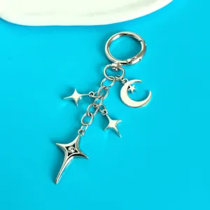 Portachiavi celeste con stella e luna in metallo con dettaglio in strass brillanti.