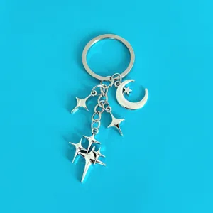 Dettaglio del ciondolo per portachiavi con stella e luna in lega di argento per borse.