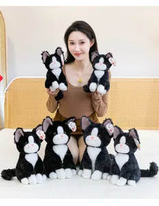 Simpatico gatto di peluche nero e bianco, morbido animale imbottito per bambini.