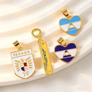 Vergoldete emaillierte Anhaenger Charms Set mit Panama Schild und Herz Flaggen Motiven.