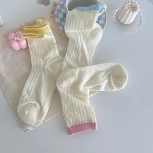 Detailansicht von atmungsaktiven Netz-Mittelsocken in Bonbonfarben mit Kontrastbündchen.
