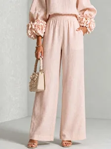 Completo rosa chic con polsini floreali 3D e pantaloni ampi eleganti da donna.