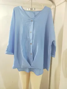 Chemisier femme bleu clair décontracté avec col en V, boutons et coupe ample pour le quotidien.