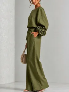 Set coordinato verde oliva con polsini floreali 3D drammatici ed eleganti pantaloni larghi.
