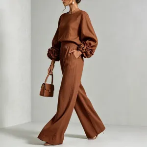 Completo elegante da donna con top a maniche lunghe con polsino floreale marrone e pantaloni