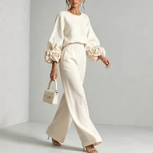 Completo due pezzi beige elegante caratterizzato da polsini floreali 3D e pantaloni ampi chic.