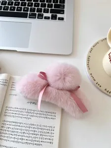 Grande pince à cheveux en peluche rose avec pompon mignon et ruban pour coiffure élégante.