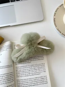 Grande pince à cheveux en peluche verte avec nœud blanc, accessoire hiver élégant.