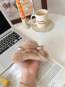 Grande pince à cheveux en vraie fourrure de lapin peluche accessoire hiver élégant femme.