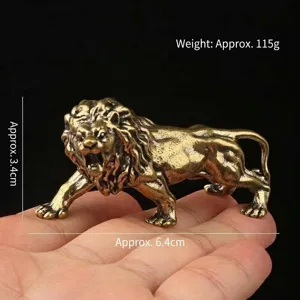 Vista dettagliata di una statuetta di leone in ottone massiccio, 6,4x3,4cm, peso 115g.