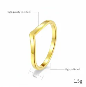 Dettaglio anello in acciaio inossidabile a V, anello minimalista dorato lucidato 2mm.