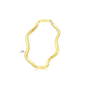 Dettaglio anello ondulato in acciaio inossidabile dorato, gioiello geometrico minimal 2mm