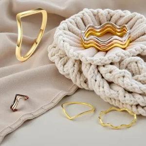 Set di anelli in metallo impilabili a V e ondulati minimalisti da donna moda chic.
