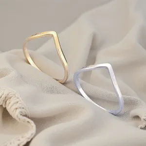 Anello minimalista in acciaio inossidabile a V, dettaglio fascia liscia oro e argento.