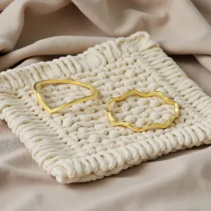 Set di anelli in metallo dorato minimalista con forma a V e design ondulato chic.