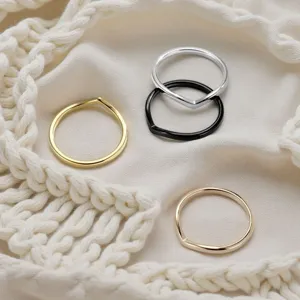 Set di anelli semplici in acciaio inossidabile a forma di V minimalista da donna.