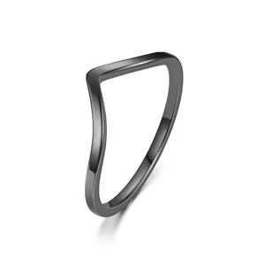 Anello semplice in acciaio inossidabile nero a V, elegante gioiello di moda per tutti i giorni.