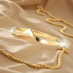 Anello in metallo lucido a forma di V minimalista per donne, accessorio di gioielleria moda.