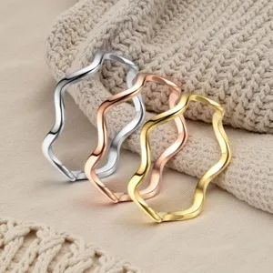 Anello onda in acciaio inox minimalista moda impilabile anelli lisci vista di dettaglio
