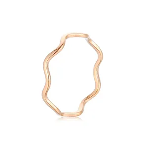 Anello ondulato minimalista in acciaio inossidabile, fascia metallica curva da donna.