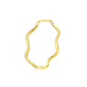 Primo piano del dettaglio dell'anello ondulato in acciaio inossidabile dorato con superficie lucida.