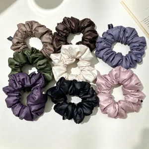 Vue détaillée de l'ensemble chouchous en satin, élastiques plissés élégants pour coiffure quotidienne.