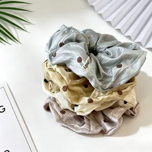 Chouchous à pois en détail, grands élastiques à cheveux en satin pour femmes et coiffure.