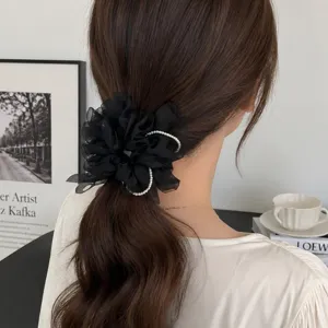 Vue détaillée de chouchou en tulle noir avec perles coréennes, accessoire élégant.