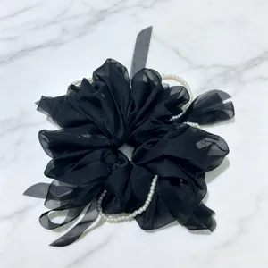 Chouchou de cheveux en organza noir elegant avec perles, accessoire chic pour femmes.
