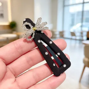 Elegante horquilla BB de terciopelo negro con lunares blancos y un hermoso lazo de cuentas.