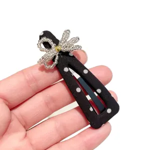 Pinza para el pelo BB de terciopelo negro con lunares y lazo de cuentas elegante.