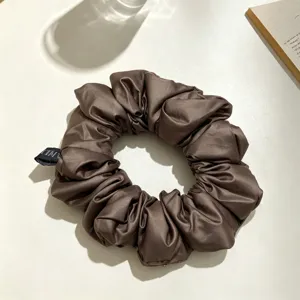Chouchou en satin marron élégant pour femme, accessoire de coiffure style français.