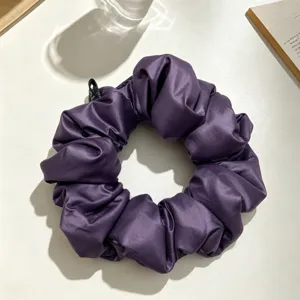 Élégant chouchou en satin de soie violet foncé, attache cheveux lisse pour style quotidien.