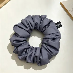 Chouchou de cheveux fronce gris fonce vue detail, elastique de cheveux elegant pour femmes.